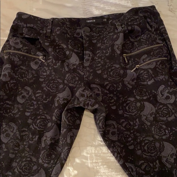 torrid Pants - Torrid Skull and Lace Ponte Pants Size 16 Short